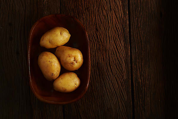 포토 JPG 해외이미지 감자 실내 사람없음 하이앵글 담기 나무그릇 나무배경 해외포토 그릇 뷰포인트 백그라운드 채소 모션 내부 목재 파일형식 이미지허브