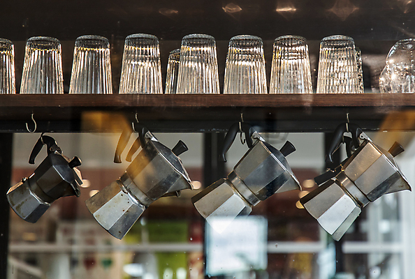 포토 JPG 해외이미지 창문 잔 실내 사람없음 아웃포커스 카페 정리 모카포트 걸기 해외포토 식기 모션 주전자 촬영기법 내부 상점 파일형식 이미지허브