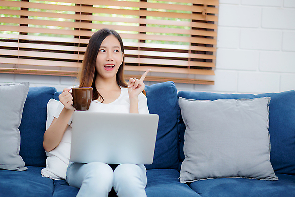 포토 JPG 해외이미지 백인 라이프스타일 여자 행복 커피 음료 거실 인터넷 비즈니스 통신 성공 휴식 주택 실내 한명 미소 사람 앉기 동양인 성인 컵 노트북 컴퓨터 소파 공책 기댐 놀람 방 업무 네트워크 무선전화기 검색 흥분 온라인 소셜 프리랜서 카피스페이스 안락 해외포토 서양인 직업 1 식기 감정 컨셉 의자 모션 문구용품 표정 인종 내부 건물 생활 전자제품 공백 작업 전화기 파일형식 이미지허브