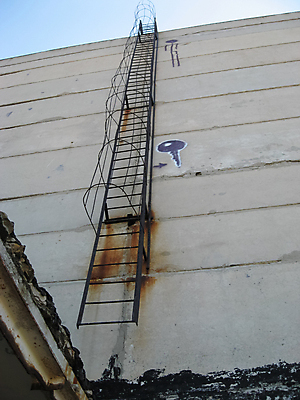 포토 JPG 해외이미지 구름 디자인 외관 산업 벽 백그라운드 건축양식 사다리 하늘 지붕 불 추상 벽돌 출입구 안전 사람없음 야외 건물 계단 금속 도시 큼 탈출 철 부식 고정 무거움 유지 철강 스타일 선두 해외포토 자연요소 건축물 건축 컨셉 무늬 재질 도구 무게 크기 파일형식 이미지허브