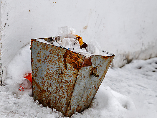 포토 JPG 해외이미지 산업 겨울 자연 날씨 거리 사람없음 야외 파란색 상자 환경 냉동 재활용 추위 쓰레기통 흰색 도시 쓰레기 폐기물 컨테이너 플라스틱 수집 생태계 낭비 생태학 눈내림 해외포토 계절 교육 컬러 컨셉 재질 눈_날씨 친환경 파일형식 이미지허브
