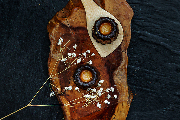 포토 JPG 해외이미지 검은배경 디저트 실내 사람없음 하이앵글 드라이플라워 나무받침 나무주걱 까눌레 해외포토 꽃 음식 뷰포인트 백그라운드 내부 목재 검은색 받침대 주걱 파일형식 이미지허브