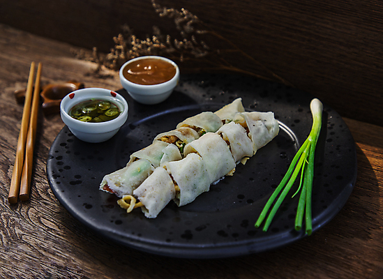 포토 JPG 해외이미지 접시 고추 실내 사람없음 롤 종지 파 나무젓가락 말이 스프링롤 나무배경 해외포토 그릇 식기 백그라운드 채소 젓가락 내부 중식 파일형식 이미지허브