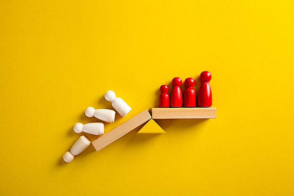 포토 JPG 해외이미지 비즈니스 협력 실내 사람없음 경쟁 우승 말_게임 떨어짐 라이벌 오브젝트 패배 노란배경 승리자 나무블록 무너짐 해외포토 백그라운드 컨셉 모션 내부 목재 노란색 블록 게임 최고 파일형식 이미지허브