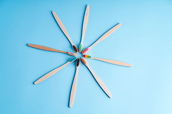 포토 JPG 해외이미지 사람없음 칫솔 에코 친환경 파란배경 에코라이프 위생관리 친환경제품 카피스페이스 대나무칫솔 다회용품 해외포토 라이프스타일 백그라운드 관리 파란색 위생용품 환경 공백 재활용품 파일형식 이미지허브