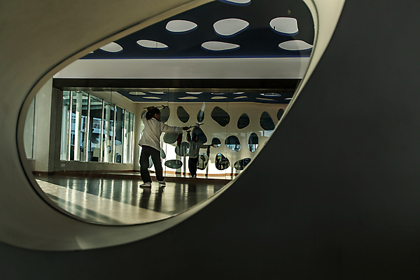 포토 JPG 해외이미지 전통 라이프스타일 디자인 옷 여자 아시아 스포츠 포즈 백그라운드 컨셉 건축양식 창문 주택 프레임 건강 미술 사람없음 빛 운동 중국 공연 방 흰색 춤 칼 싸움 해외포토 건축 나라 컬러 모션 문화예술 사람 이벤트 건물 생활 파일형식 이미지허브