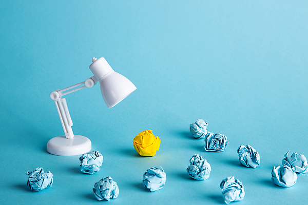 포토 JPG 해외이미지 아이디어 실내 사람없음 스탠드 오브젝트 파란배경 종이뭉치 해외포토 종이 백그라운드 컨셉 조명 내부 파란색 뭉치 파일형식 이미지허브