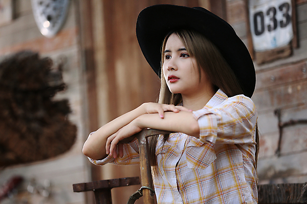 포토 JPG 해외이미지 주간 여자 한명 상반신 성인 야외 기타 오두막 감성 카우보이복장 성인여자한명만 해외포토 자연요소 1 옷 컨셉 현악기 사람 여자한명만 성인여자만 파일형식 이미지허브