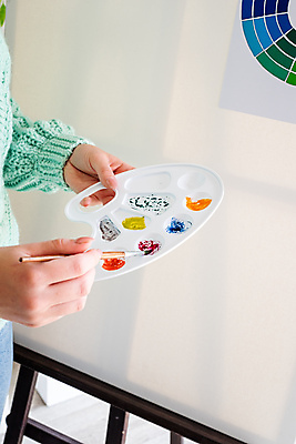 포토 JPG 해외이미지 손 실내 들기 신체부위 붓 팔레트 이젤 해외포토 모션 사람 내부 미술도구 파일형식 이미지허브