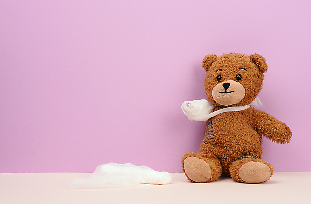 포토 JPG 해외이미지 사람없음 치료 갈색 보라색 곰인형 붕대 깁스 거즈 해외포토 인형 컬러 의학 의료용품 파일형식 이미지허브