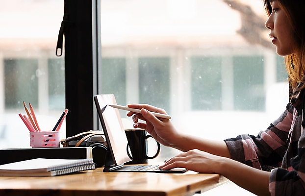 포토 JPG 해외이미지 직업 손 디자인 백그라운드 인터넷 비즈니스 모션 탁자 직장 창조 미술 사람없음 그래픽 노트북 컴퓨터 사무실 알약 펜 디지털 스크린 장비 공구 키보드 업무 그리기 디자이너 스케치 사진사 사이버 책상 그림 전자 예술가 패드 해외포토 가구 회사 문화예술 신체부위 전자제품 필기구 약 도구 작업 작가 파일형식 이미지허브