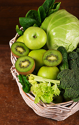 포토 JPG 해외이미지 잎 채소 과일 오이 파프리카 파슬리 사람없음 초록색 바구니 사과 상추 브로콜리 허브 담기 양배추 나무배경 해외포토 식물 컬러 백그라운드 모션 파일형식 이미지허브