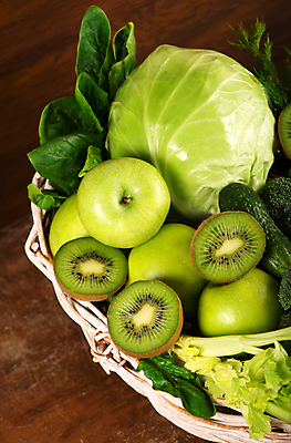 포토 JPG 해외이미지 잎 채소 과일 오이 파프리카 키위 사람없음 초록색 바구니 사과 상추 브로콜리 담기 양배추 나무배경 해외포토 식물 컬러 백그라운드 모션 파일형식 이미지허브