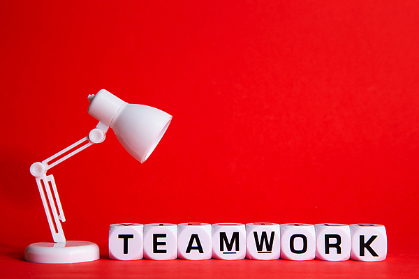 포토 JPG 해외이미지 영어 비즈니스 협력 실내 사람없음 블록 스탠드 오브젝트 빨간배경 해외포토 문자 백그라운드 조명 내부 빨간색 파일형식 이미지허브