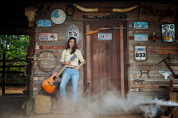 포토 JPG 해외이미지 주간 전신 여자 한명 성인 야외 기타 오두막 감성 카우보이복장 성인여자한명만 해외포토 자연요소 1 옷 컨셉 현악기 사람 여자한명만 성인여자만 파일형식 이미지허브