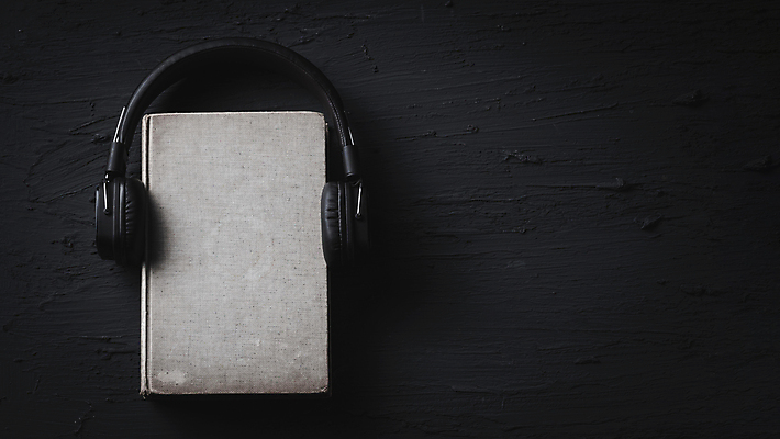 포토 JPG 해외이미지 교육 음악 이어폰 백그라운드 컨셉 통신 학교 탁자 사람없음 책 스터디 독서 헤드폰 어둠 듣기 장비 정보 덮개 라디오 오디오 문학 청각 스테레오 카피스페이스 해외포토 음향기기 가구 모션 문화예술 전자제품 학습 소리 공백 뚜껑 파일형식 이미지허브