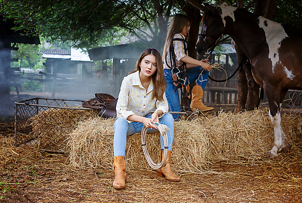 포토 JPG 해외이미지 주간 전신 여자 성인 야외 두명 말_동물 승마 카우보이복장 카우보이부츠 성인여자만 해외포토 자연요소 옷 스포츠 포유류 부츠 사람 여자만 성인만 파일형식 이미지허브