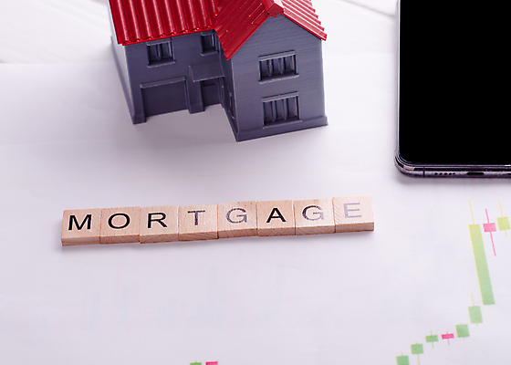 포토 JPG 해외이미지 영어 부동산 실내 사람없음 단어 스마트폰 흰배경 건축모형 모기지 모기지론 주가표 나무블록 해외포토 문자 백그라운드 내부 목재 핸드폰 스마트기기 모형 블록 흰색 재산 파일형식 이미지허브