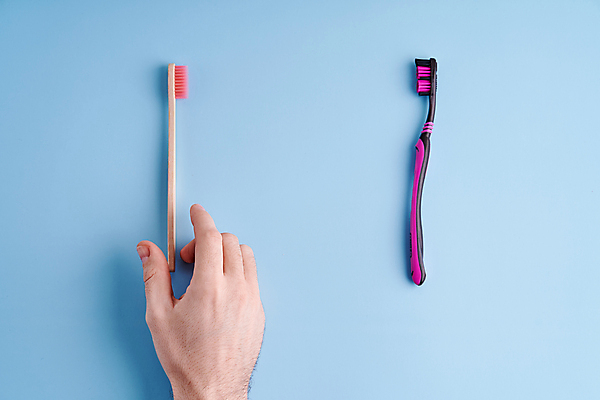 포토 JPG 해외이미지 손 사람없음 신체부위 잡기 선택 칫솔 플라스틱 에코 친환경 파란배경 에코라이프 위생관리 친환경제품 대나무칫솔 다회용품 해외포토 라이프스타일 백그라운드 컨셉 모션 재질 관리 사람 파란색 위생용품 환경 재활용품 파일형식 이미지허브