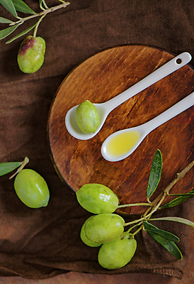 포토 JPG 해외이미지 잎 사람없음 초록색 숟가락 올리브 나무받침 나무배경 해외포토 식물 열매 컬러 백그라운드 수저 목재 받침대 파일형식 이미지허브