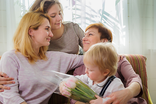 포토 JPG 해외이미지 백인 라이프스타일 여자 꽃 딸 행복 할머니 어린이 꽃다발 가족 포옹 청소년 엄마 휴가 키스 주택 함께함 관리 선물 사랑 미소 웃음 사람 여러명 성인 놀람 기쁨 튤립 축하 표현 생일 다발 손주 주기 감사 획득 세대 어머니의날 해외포토 서양인 식물 기념일 노년 감정 다수 컨셉 관계 안기 모션 표정 건물 생활 애정표현 미국문화 파일형식 이미지허브