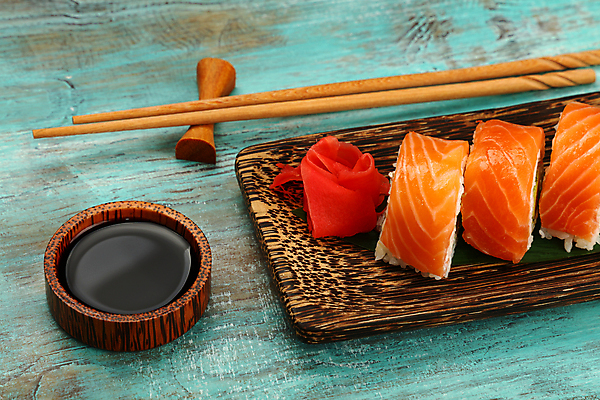 포토 JPG 해외이미지 1 접시 젓가락 쟁반 손바닥 요리 동양인 사람없음 파란색 세트 갈색 초밥 신선 닫기 6 각도 서빙 연어 내추럴 대두 해외포토 식기 손 컬러 모션 수저 어류 인종 숫자 일본음식 파일형식 이미지허브