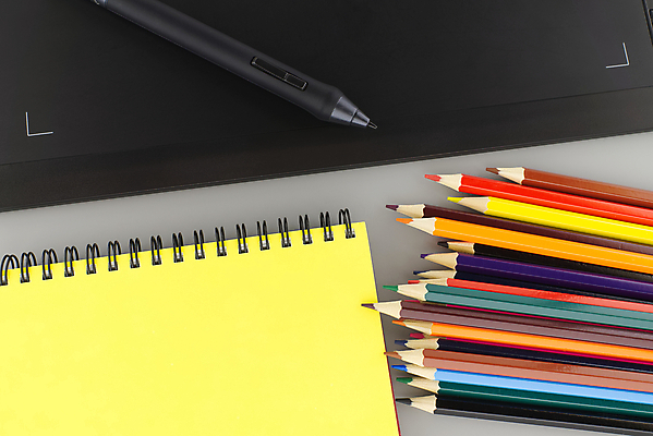 포토 JPG 해외이미지 직업 디자인 비즈니스 탁자 직장 창조 사람없음 그래픽 전자제품 컴퓨터 사무실 알약 연필 펜 디지털 검은색 공책 장비 공구 기록 업무 작업 그리기 디자이너 스케치 무선 책상 오브젝트 그림 전자 예술가 반대 프리랜서 해외포토 컬러 가구 회사 모션 문구용품 학용품 미술 필기구 약 도구 파일형식 이미지허브