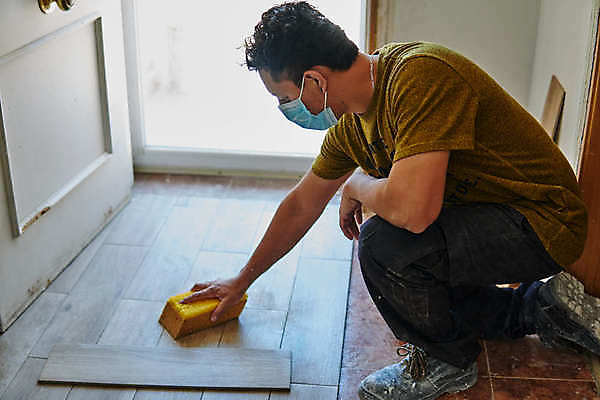 포토 JPG 해외이미지 직업 장갑 가사 가정 남편 새로움 바닥 주택 한명 내부 장식 쌓기 앞치마 청결 방 시험 도자기 수리 보호 위생 청소 세제 양동이 순수 질감 닦기 고무 청소부 스펀지 설치 쓸기 정리함 조작 공급 해외포토 1 잡화 교육 컨셉 모션 사람 건물 파일형식 이미지허브