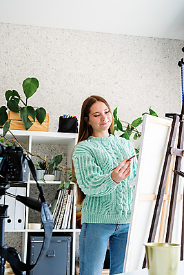 포토 JPG 해외이미지 백인 여자 실내 한명 미소 들기 상반신 성인 앞모습 붓 그리기 이젤 성인여자한명만 해외포토 서양인 1 뷰포인트 모션 표정 사람 내부 미술도구 여자한명만 성인여자만 파일형식 이미지허브