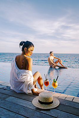 포토 JPG 해외이미지 주간 전신 백인 응시 여자 남자 수영복 하늘 호텔 야외수영장 앉기 성인 야외 두명 옆모습 뒷모습 바캉스 신혼여행 칵테일 성인만 호캉스 해외포토 자연요소 서양인 시선 옷 뷰포인트 결혼 모션 숙소 휴가 주류 수영장 사람 파일형식 이미지허브