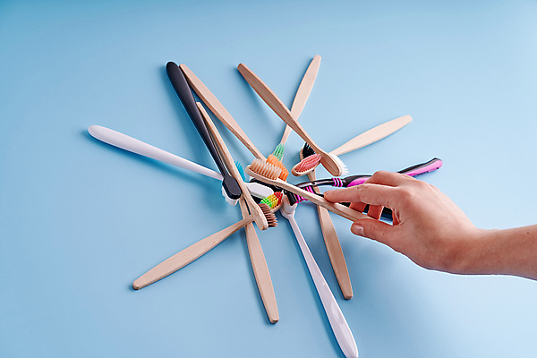 포토 JPG 해외이미지 손 사람없음 신체부위 잡기 칫솔 플라스틱 에코 친환경 파란배경 에코라이프 위생관리 친환경제품 대나무칫솔 다회용품 해외포토 라이프스타일 백그라운드 모션 재질 관리 사람 파란색 위생용품 환경 재활용품 파일형식 이미지허브