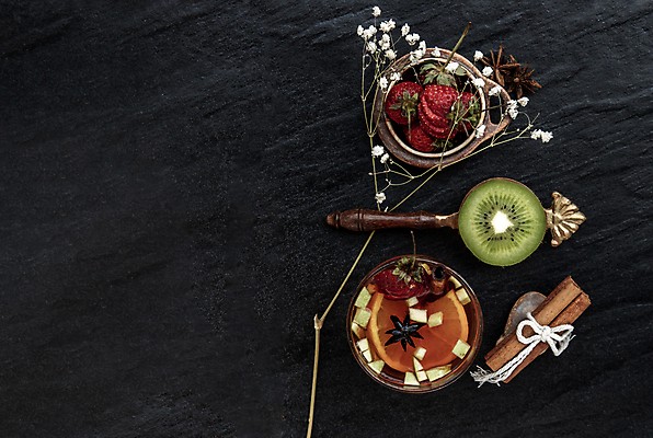 포토 JPG 해외이미지 꽃 음료 조각 백그라운드 오렌지 과일 재료 유리 딸기 건강 키위 사람없음 컵 물 뷰티 숟가락 검은색 식사 시골 신선 뜨거움 고급 달콤 맛 사과 찻주전자 유기농 아로마 향 내추럴 구성 숙성 시나몬 정물화 핸드메이드 해외포토 자연요소 식물 식기 웰빙 컬러 컨셉 재질 주전자 수저 그림 파일형식 이미지허브