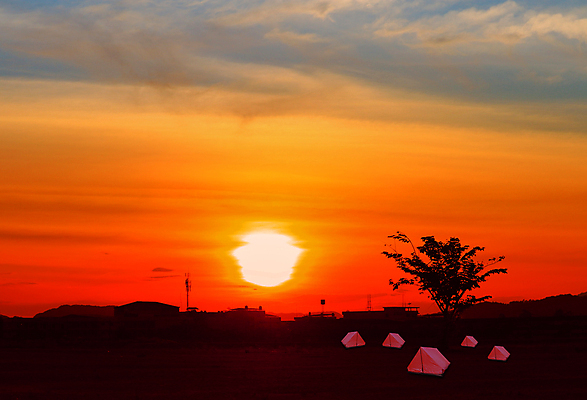 포토 JPG 해외이미지 나무 라이프스타일 실루엣 스포츠 여행 백그라운드 태국 자연 하늘 아침 휴가 휴식 텐트 그림자 풍경 사람없음 야외 여름 빛 햇빛 태양 여행객 일출 검은색 어둠 황혼 일몰 새벽 캠핑 가을 시간 야간 저녁 숲 아래 장면 빛망울 카피스페이스 해외포토 주간 자연요소 식물 계절 아시아 컬러 컨셉 레저 촬영기법 캠핑도구 사람 생활 노을 공백 방향 생태계 위치 파일형식 이미지허브