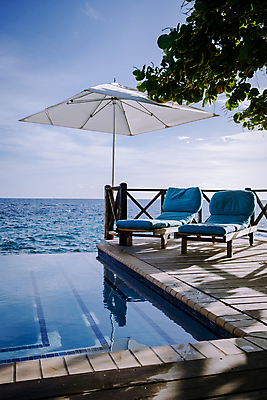 포토 JPG 해외이미지 주간 바다 하늘 호텔 야외수영장 야외 바캉스 울타리 파라솔 선베드 호캉스 해외포토 자연요소 의자 숙소 휴가 수영장 담장 파일형식 이미지허브