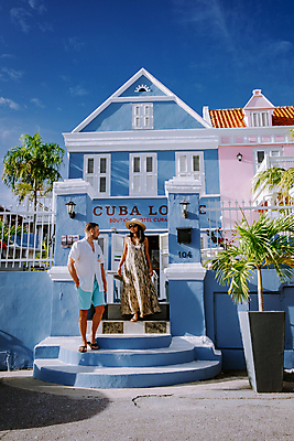 포토 JPG 해외이미지 백인 전통 라이프스타일 외관 여자 남자 문화 벽 섬 여행 백그라운드 건축양식 휴가 거리 주택 성인 두명 건물 도시풍경 컬러풀 유행 여행객 맑음 수확 도시 역사 재산 네덜란드 긍정 식민지 해외포토 서양인 건축물 건축 유럽 컬러 컨셉 농업 날씨 사람 풍경 생활 금융 파일형식 이미지허브