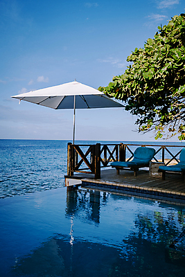 포토 JPG 해외이미지 주간 바다 하늘 호텔 야외수영장 사람없음 야외 바캉스 울타리 파라솔 선베드 호캉스 해외포토 자연요소 의자 숙소 휴가 수영장 담장 파일형식 이미지허브