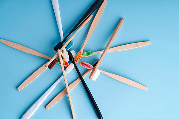 포토 JPG 해외이미지 사람없음 칫솔 플라스틱 에코 친환경 파란배경 에코라이프 위생관리 친환경제품 대나무칫솔 다회용품 해외포토 라이프스타일 백그라운드 재질 관리 파란색 위생용품 환경 재활용품 파일형식 이미지허브