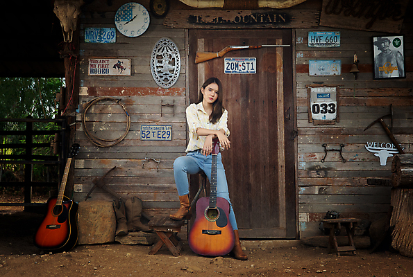 포토 JPG 해외이미지 주간 전신 여자 한명 성인 야외 기타 오두막 감성 카우보이복장 성인여자한명만 해외포토 자연요소 1 옷 컨셉 현악기 사람 여자한명만 성인여자만 파일형식 이미지허브