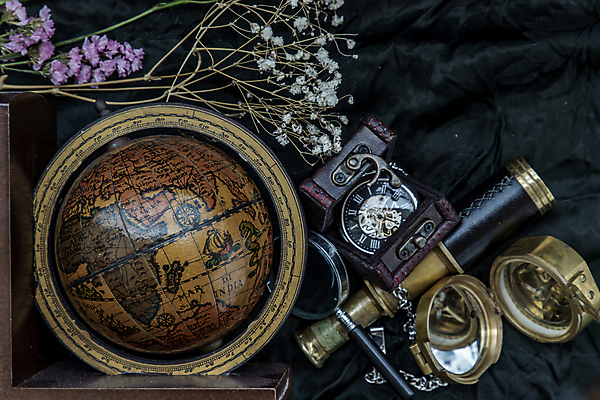 포토 JPG 해외이미지 꽃 돋보기 실내 사람없음 상자 하이앵글 지구본 망원경 골동품 빈티지 클래식 나침반 오브젝트 복고 회중시계 해외포토 식물 뷰포인트 시계 컨셉 내부 파일형식 이미지허브