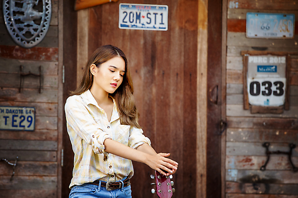 포토 JPG 해외이미지 주간 여자 한명 상반신 성인 야외 기타 오두막 감성 카우보이복장 성인여자한명만 해외포토 자연요소 1 옷 컨셉 현악기 사람 여자한명만 성인여자만 파일형식 이미지허브