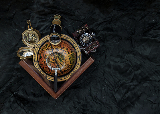 포토 JPG 해외이미지 백그라운드 돋보기 실내 사람없음 상자 하이앵글 지구본 망원경 골동품 빈티지 클래식 나침반 오브젝트 복고 회중시계 해외포토 뷰포인트 시계 컨셉 내부 파일형식 이미지허브