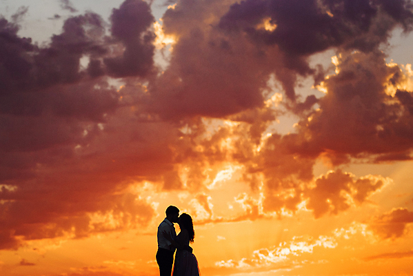 포토 JPG 해외이미지 나무 헤어스타일 커플 드레스 남자 모래 바다 분홍색 셔츠 바지 맨발 하늘 날리기 바람 수염 함께함 미소 두명 물 파란색 청춘 달리기 검은색 산책 기쁨 사막 자유 흰색 청바지 발자국 해외포토 자연요소 식물 옷 감정 컬러 컨셉 상의 관계 자국 모션 발 하의 날씨 휴식 표정 사람 파일형식 이미지허브