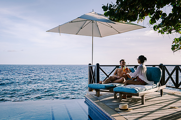 포토 JPG 해외이미지 주간 전신 백인 커플 여자 남자 수영복 바다 하늘 호텔 나뭇잎 야외수영장 앉기 성인 야외 두명 앞모습 옆모습 바캉스 마주보기 신혼여행 파라솔 칵테일 선베드 성인만 호캉스 해외포토 자연요소 서양인 옷 뷰포인트 결혼 잎 의자 관계 모션 숙소 휴가 주류 수영장 사람 파일형식 이미지허브