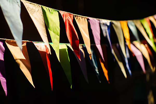 포토 JPG 해외이미지 나무 배너 기념일 행복 밧줄 줄 휴가 기념 매달리기 풍경 이벤트 사람없음 야외 장식 여름 파티 축제 화환 덮개 축하 깃발 직물 인사 생일 삼각형 묶기 잔치 초대 공평 줄서기 해외포토 도형 식물 계절 꽃 감정 컨셉 모션 뚜껑 예절 파일형식 이미지허브