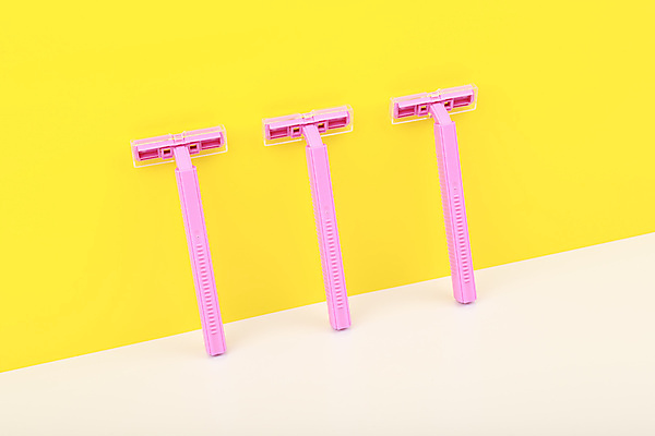 포토 JPG 해외이미지 스튜디오촬영 웰빙 분홍색 컨셉 신체 안전 사람없음 일상 치료 가로 비키니 뷰티 장비 욕실 기구 공구 화려 칼날 매끈함 일회용 피부 오브젝트 피부관리 날카로움 면도 몸단장 대각선 삭제 돌봄 바디케어 샤워실 위생관리 정물화 제모 카피스페이스 해외포토 수영복 선 컬러 의학 모션 실내 관리 라이프 신체부위 공백 도구 감각 그림 샤워시설 파일형식 이미지허브