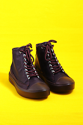 포토 JPG 해외이미지 스포츠 운동화 신발 새로움 사람없음 유행 가죽 고립 노란배경 스타일 해외포토 백그라운드 컨셉 노란색 파일형식 이미지허브