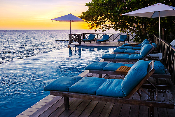 포토 JPG 해외이미지 나무 바다 하늘 호텔 야외수영장 사람없음 야외 바캉스 파라솔 야간 선베드 호캉스 해외포토 자연요소 식물 의자 숙소 휴가 수영장 파일형식 이미지허브