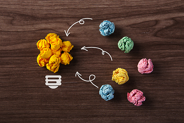 포토 JPG 해외이미지 화살표 아이디어 실내 사람없음 오브젝트 전구모양 종이뭉치 나무배경 해외포토 모양 종이 백그라운드 컨셉 전구 내부 뭉치 파일형식 이미지허브