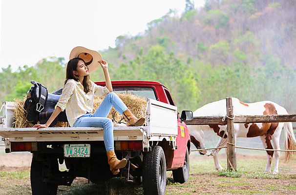 포토 JPG 해외이미지 주간 한마리 여자 한명 성인 야외 말_동물 승마 성인여자한명만 해외포토 자연요소 1 스포츠 포유류 사람 여자한명만 성인여자만 파일형식 이미지허브