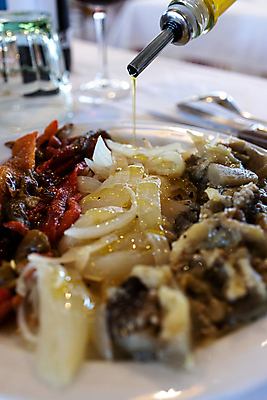 포토 JPG 해외이미지 전통 접시 음식 다이어트 가지 양파 주택 건강 마늘 요리 사람없음 가로 식당 스페인 우아함 바비큐 지중해 메뉴 준비 올리브 질감 서빙 향료 후추 건강식 스페인어 영양분 해외포토 식기 열매 유럽 바다 컨셉 채소 건물 상점 향신료 향기 냄새 파일형식 이미지허브